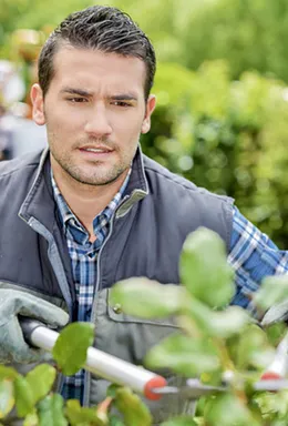 BESiTZWERK-Mitarbeiter bei der Gartenpflege